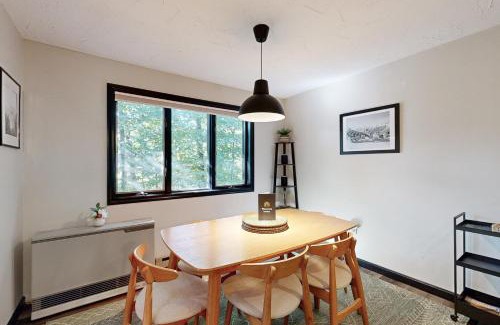 Lincoln Apartment | Cozy Condo In The Woods