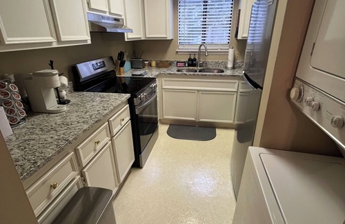 Saint Simons Heights Condo | Cozy Condo! Minutes away from several shops and restaurants.