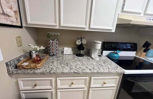 Saint Simons Heights Condo | Cozy Condo! Minutes away from several shops and restaurants.