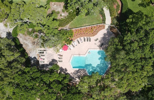 Palm Harbor Condo | Cozy Condo Steps From Valspar! Putting, Wine, TV