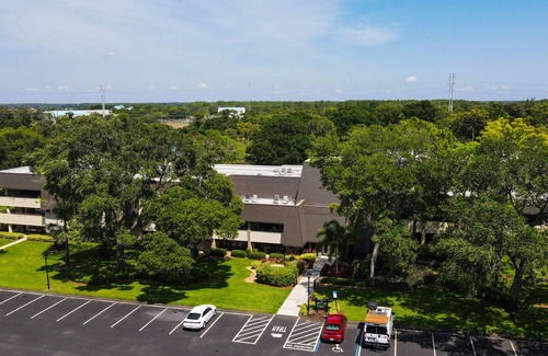 Palm Harbor Condo | Cozy Condo Steps From Valspar! Putting, Wine, TV