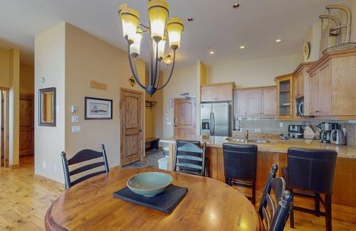 Big White Ski Resort Condo | Cozy condo with private hot tub, gas fireplace, and washer/dryer