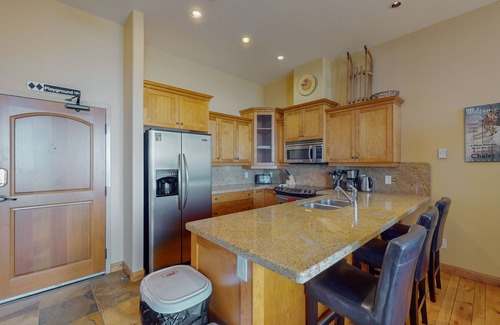 Big White Ski Resort Condo | Cozy condo with private hot tub, gas fireplace, and washer/dryer