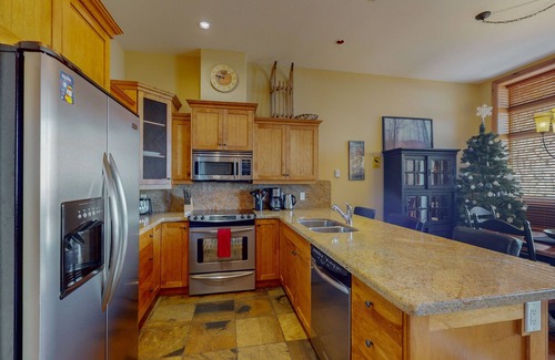 Big White Ski Resort Condo | Cozy condo with private hot tub, gas fireplace, and washer/dryer