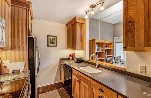 Warren Condo | Cozy Condo w/Hot Tubs, Tennis, & Three Pools - Near the Slopes & Golf