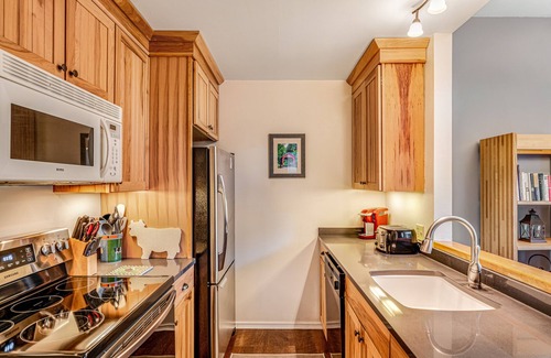 Warren Condo | Cozy Condo w/Hot Tubs, Tennis, & Three Pools - Near the Slopes & Golf