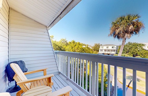 Ocean Ridge Condo | Cozy condo with golf course views, washer/dryer, & central AC