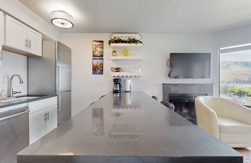 Chelan Condo | Cozy Condo with Lake & Mountain Views, Pool, Hot Tub & Dock