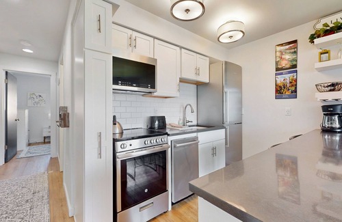 Chelan Condo | Cozy Condo with Lake & Mountain Views, Pool, Hot Tub & Dock