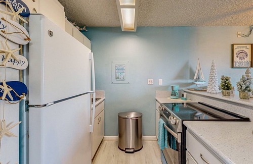 Marathon Condo | Cozy condo with shared pool, tennis court, ping pong table, W/D, central AC