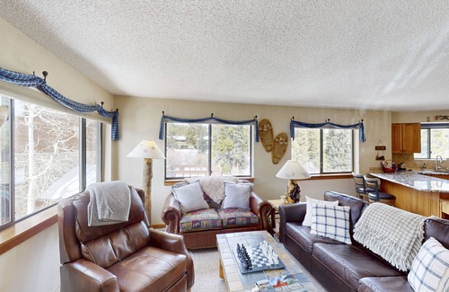 Christie Heights Condo | Cozy condo with ski-in access, hot tub, and mountain views