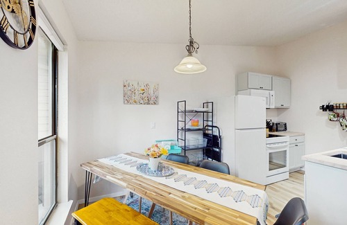 Kimberling City Condo | Cozy condo with electric fireplace, deck, shared pool, pickleball & boat launch