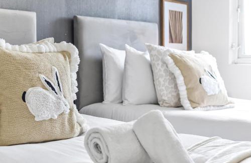 Stamford Hill Apartment | Cozy & Contemporary 2-BR Flat Near Shops & Transit