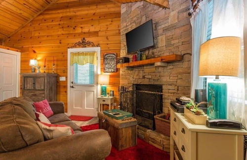 Gatlinburg - Pigeon Forge Cabin | Cozy/Convenient 2 PF Parkway/Screened In Porch