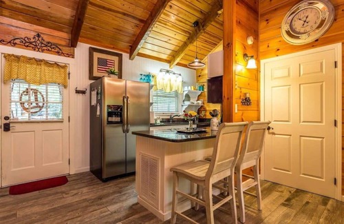 Gatlinburg - Pigeon Forge Cabin | Cozy/Convenient 2 PF Parkway/Screened In Porch