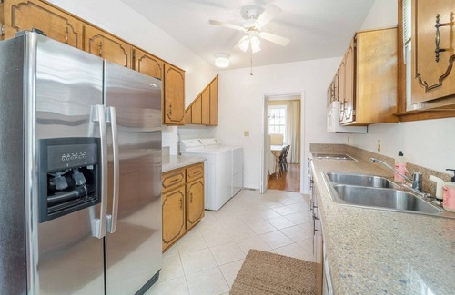 Summerville House | Cozy Convenient Cottage - 3 bedroom 2 bathroom