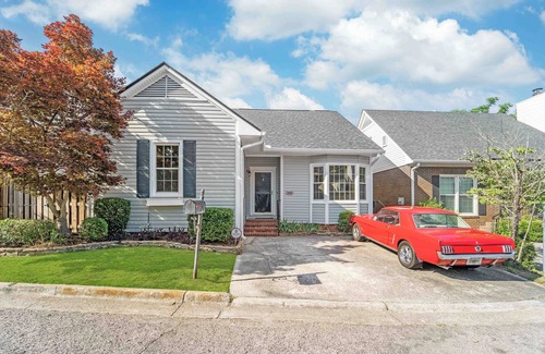 Summerville House | Cozy Convenient Cottage - 3 bedroom 2 bathroom