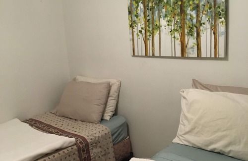 Greenfield House | Cozy & convenient min to CMU, UPMC, DT, PPG Paint Arena, Consol Center, PNC Park