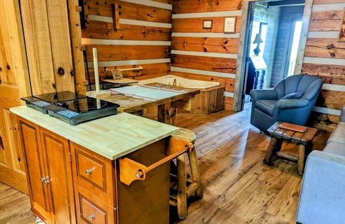 Traphill Cabin | Cozy & Convenient Stone Mountain hideawy . closest to the State Park!