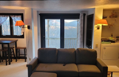Blairsville Cabin | Cozy cool cabin in the mountains with a view Close to Downtown with a hot tub