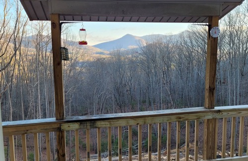 Blairsville Cabin | Cozy cool cabin in the mountains with a view Close to Downtown with a hot tub