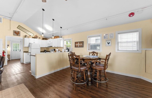Downtown Branson House | Cozy Coop Cottage | Walk to Downtown Branson
