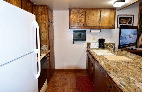 Mammoth Lakes Condo | Cozy corner family Condo, #121 warm wood cabin feel, just steps from the shuttle