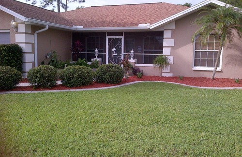 North Port House | Cozy Corner Home near Warm Mineral Springs and Beaches !