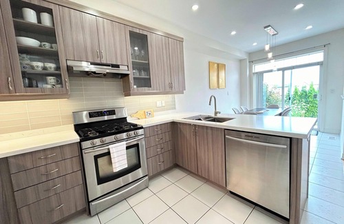 Brampton House | Cozy Corner Townhome, Spacious Backyard & Parking