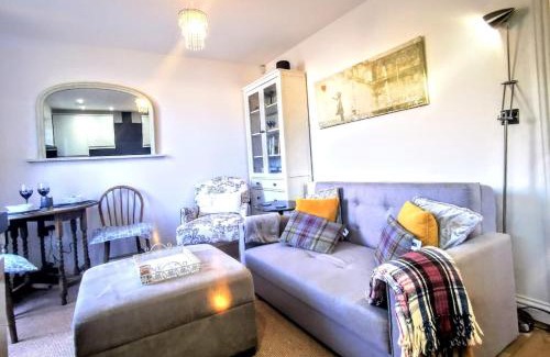 Carterton House | Cozy Cotswold getaway near Burford
