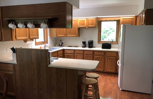Creola Cabin | Cozy Cottage 1 mile from Ash Cave with Wi-Fi in Hocking Hills!