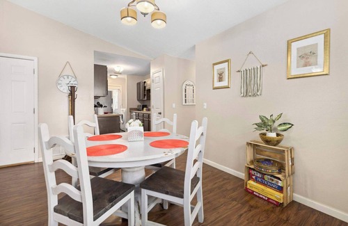 Fayetteville House | Cozy Cottage-3 mi to UofA-4 mi to DT