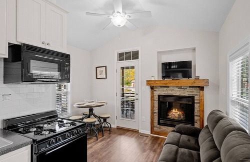 Queensbury Cottage | Cozy Cottage at Lake George Campsites!