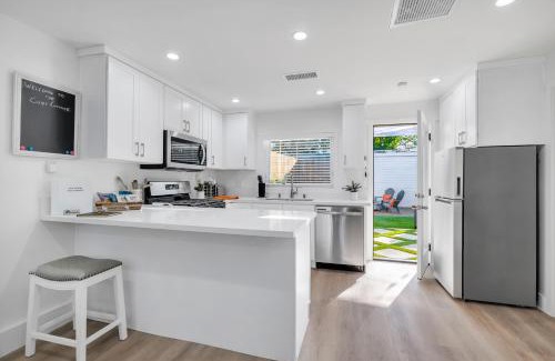 Thousand Oaks House | Cozy Cottage, Brand New, fully Private, walk to Everything
