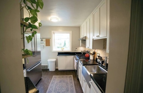 Bethesda House | Cozy Cottage by the City