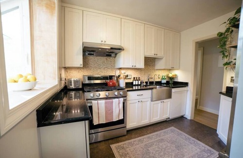 Bethesda House | Cozy Cottage by the City