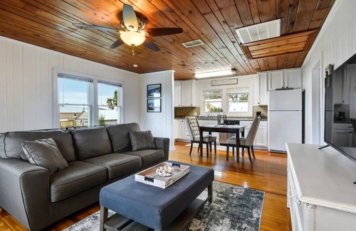 Gulfport House | Cozy cottage by the Sea -near downtown and beach and Oak trees!