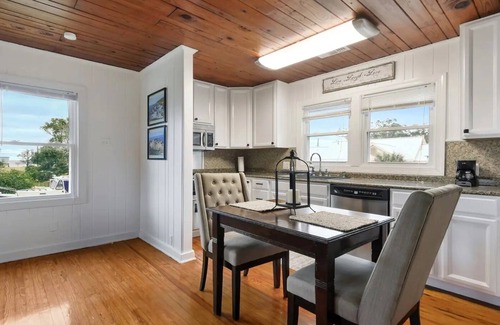 Gulfport House | Cozy cottage by the Sea -near downtown and beach and Oak trees!