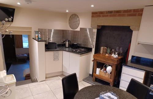 Stanbury House | Cozy Cottage Close to Haworth Sleeps 2 with Garden