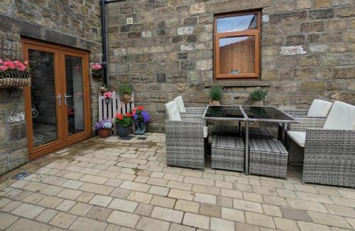 Stanbury House | Cozy Cottage Close to Haworth Sleeps 2 with Garden