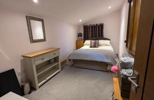 Stanbury House | Cozy Cottage Close to Haworth Sleeps 2 with Garden