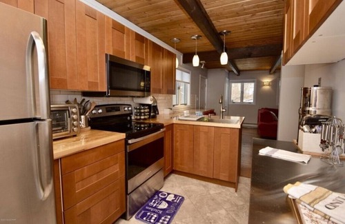 Bushkill House | Cozy cottage! Convenient Saw Creek Estates, Sleeps 10!