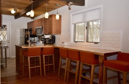 Bushkill House | Cozy cottage! Convenient Saw Creek Estates, Sleeps 10!