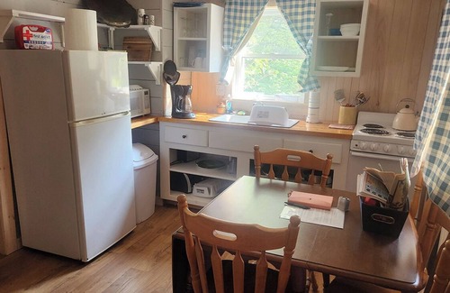 Barton Cottage | Cozy Cottage, Dog Friendly, Natural Wood, Full Kitchen, Sleeps 4, Close to Beach