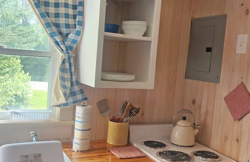 Barton Cottage | Cozy Cottage, Dog Friendly, Natural Wood, Full Kitchen, Sleeps 4, Close to Beach