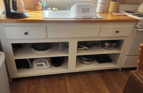 Barton Cottage | Cozy Cottage, Dog Friendly, Natural Wood, Full Kitchen, Sleeps 4, Close to Beach