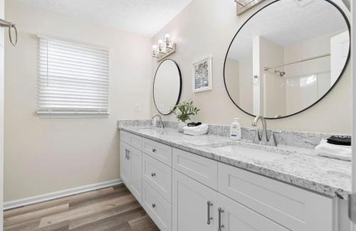 Marietta House | Cozy Cottage for 6 Pet Fenced