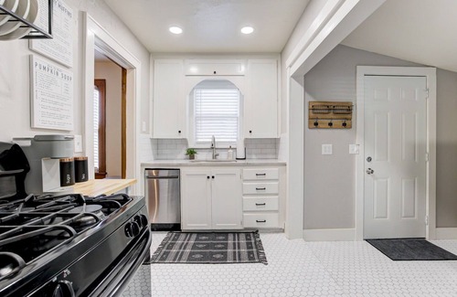 Edmond House | Cozy Cottage in Downtown Edmond