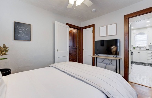 Edmond House | Cozy Cottage in Downtown Edmond