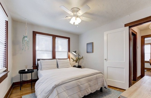 Edmond House | Cozy Cottage in Downtown Edmond